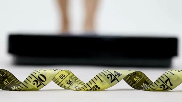 Pés Desfocados Fundo Balança Com Fita Métrica Corpo Closeup Dieta — Vídeo de Stock