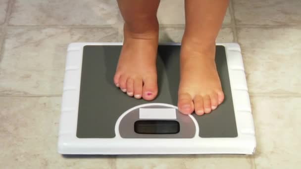 Γυναικεία Πόδια Που Στέκονται Ζυγαριές Μέτρηση Σωματικού Λίπους Υπέρβαρο Θηλυκό — Αρχείο Βίντεο