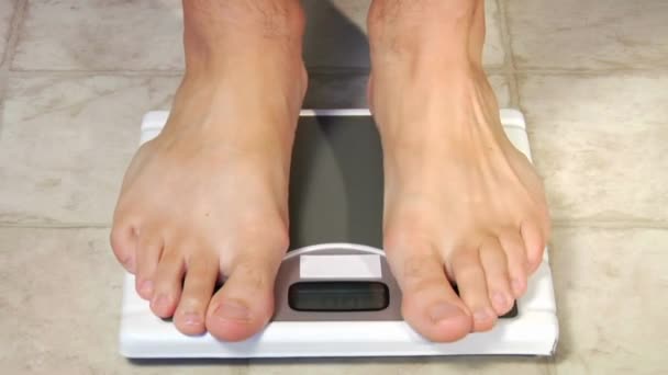 Женщина Стоящая Весах Измерение Избыточного Веса Тела Женщина Избыточным Весом — стоковое видео