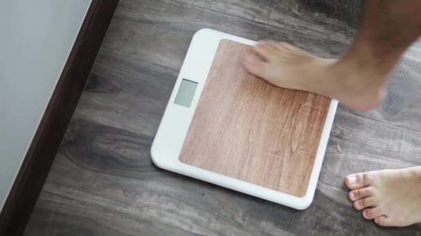 Женщина Стоящая Цифровом Весе Измеряющая Вес Помещении Здоровое Питание — стоковое видео