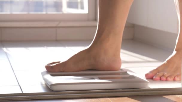 Мужские Ноги Стоящие Весовых Весах Крупным Планом Диетического Баланса Измерения — стоковое видео