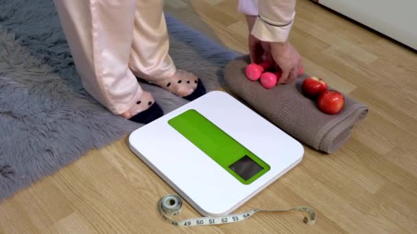 检查体重减轻 有袜子的脚测量体重秤体脂超重饮食的概念 — 图库视频影像