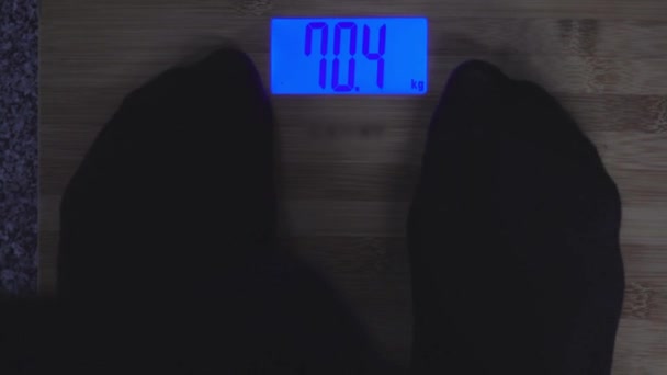 Controleer Gewichtsverlies Voet Met Sok Meten Met Weegschalen Lichaamsvet Overgewicht — Stockvideo