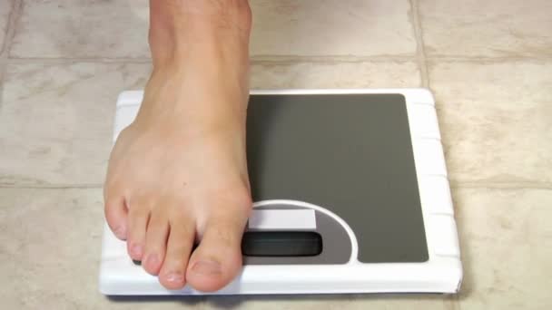 Pés Femininos Pesando Balança Fundo Branco Medição Peso Diário Obesidade — Vídeo de Stock