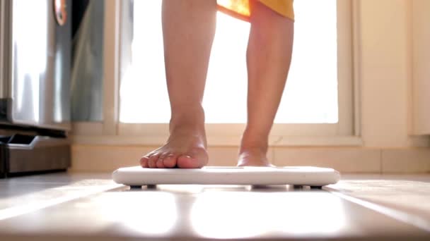 Weibliche Füße Wiegen Waage Auf Weißem Hintergrund Tägliche Gewichtsmessung Fettleibigkeit — Stockvideo