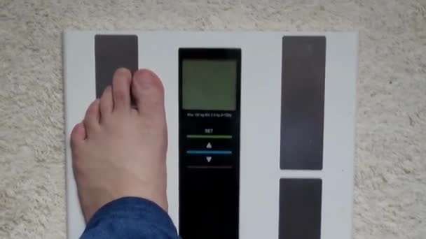 Мужские Ноги Стоящие Весовых Весах Крупным Планом Диетического Баланса Измерения — стоковое видео