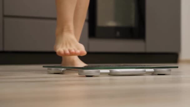 Pés Femininos Pesando Balança Fundo Branco Medição Peso Diário Obesidade — Vídeo de Stock