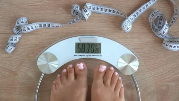 Mujer Pie Balanza Digital Medición Peso Habitación Pérdida Peso Dieta — Vídeos de Stock