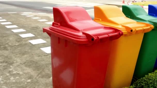 Jetez Main Bouteille Plastique Dans Corbeille Recyclage Élimination Des Produits — Video