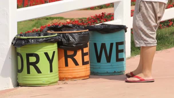 플라스틱 쓰레기통 쓰레기통 쓰레기가 쓰레기통에 플라스틱 용기를 재활용하다 — 비디오
