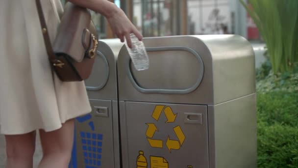 Mano Tirar Botella Plástico Papelera Reciclaje Reciclado Eliminación Productos Desechables — Vídeos de Stock