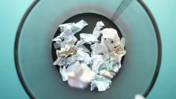Házet Papír Zmačkaný Kontejneru Odpadky Recyklace Konceptu Smetí Špinavý Koncept — Stock video