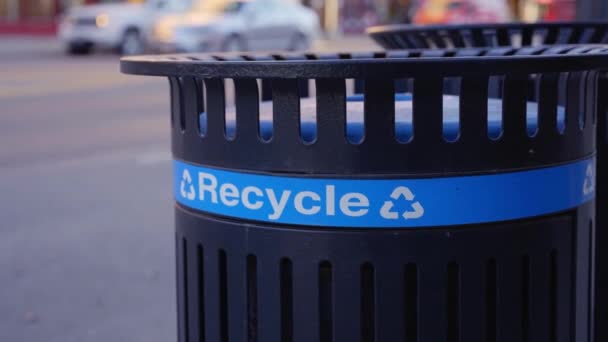 Orang Orang Membuang Sampah Dalam Wadah Sampah Daur Ulang Konsep — Stok Video