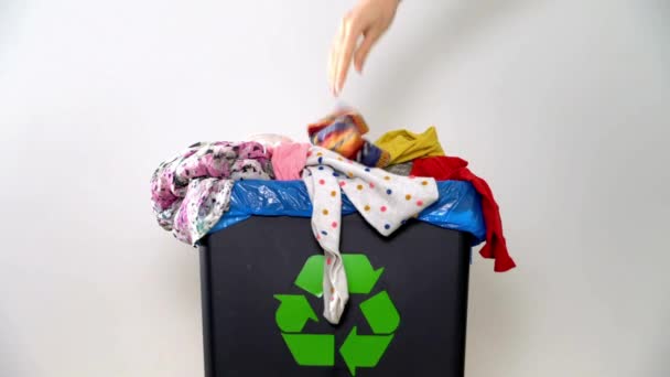 Lixeiras Reciclagem Com Diferentes Resíduos Pano Usado Armazenamento Lixo Separado — Vídeo de Stock