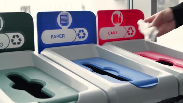 Dávat Odpadky Plastových Kontejnerů Různé Druhy Recyklace Oddělené Koncepce Sběru — Stock video