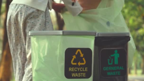 Mettre Les Ordures Dans Des Contenants Plastique Différents Types Recyclage — Video