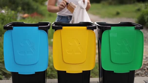 Mettre Les Ordures Dans Des Contenants Plastique Différents Types Recyclage — Video