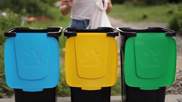 Mulher Jogando Classificando Lixo Plástico Vazio Lixo Reciclagem Lixeira — Vídeo de Stock