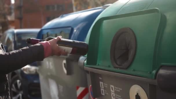 Femme Mettant Des Bouteilles Usagées Dans Poubelle Recyclage Tri Des — Video