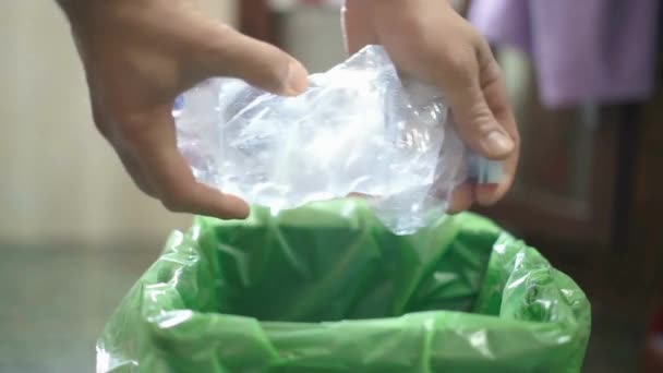 妇女粉碎和粉碎塑料瓶 然后扔进垃圾箱 回收概念 — 图库视频影像