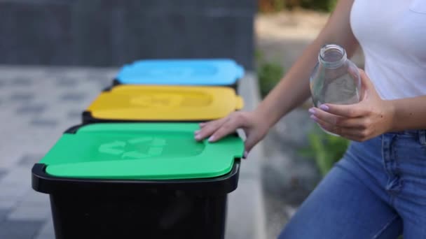 Man Hand Kasta Och Sortera Tom Plast Vattenflaska Återvinning Sopor — Stockvideo