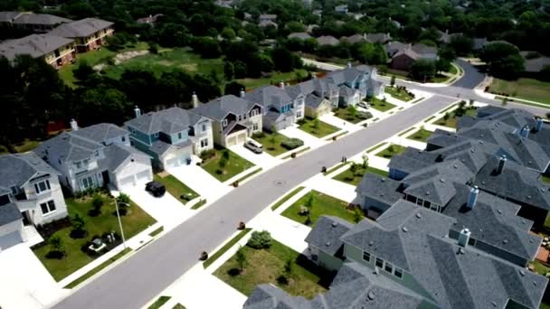住宅の上の近代的な住宅レイアウト豪華なカラフルな風景に沿って家の空中ビュー — ストック動画