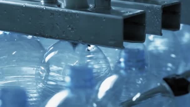 Air Bersih Dalam Botol Plastik Bergerak Melalui Pabrik Konveyor Industri — Stok Video