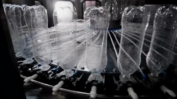 Proces Čištění Prázdné Plastové Láhve Pro Moderní Průmyslovou Recyklační Koncepci — Stock video