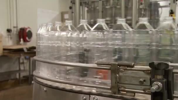 Şişeleme Hattı Plastik Şişedeki Temiz Konveyör Fabrikasından Geçiyor Sanayi Konsepti — Stok video