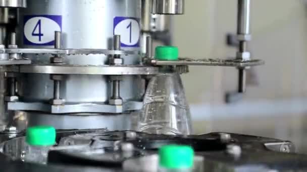 充装塑料瓶生产线沿输送带闭塞工艺制造 — 图库视频影像