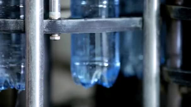 Produktionslinie Flaschenabfüllung Mit Trinkwasserfabrik Mineralquellwasser Oder Kohlensäurehaltige Getränke — Stockvideo