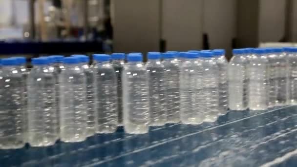 Botella Con Agua Limpia Pura Botella Plástico Mueve Través Fábrica — Vídeos de Stock