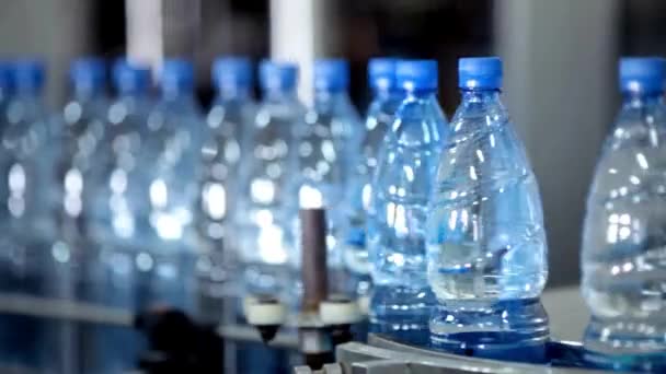 Пляшка Чистою Чистою Водою Пластиковій Пляшці Рухається Через Конвеєрний Завод — стокове відео