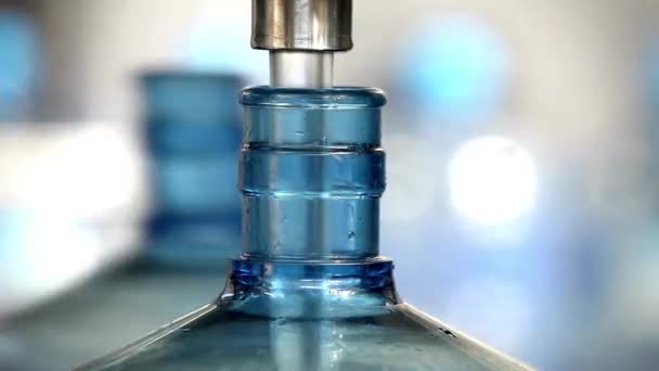 水厂装瓶将纯净的泉水装入瓶中 瓶子颈聚焦特写 — 图库视频影像