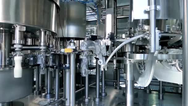 Plastikowe Butelki Napełniania Przesuwa Się Zbliżeniu Przenośnika Przemysłowa Linia Produkcyjna — Wideo stockowe