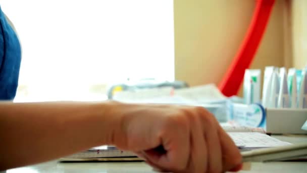 Video Zbliżenie Ręczne Pisanie Notatek Notatniku Biurkiem Miejsca Pracy Pomysł — Wideo stockowe