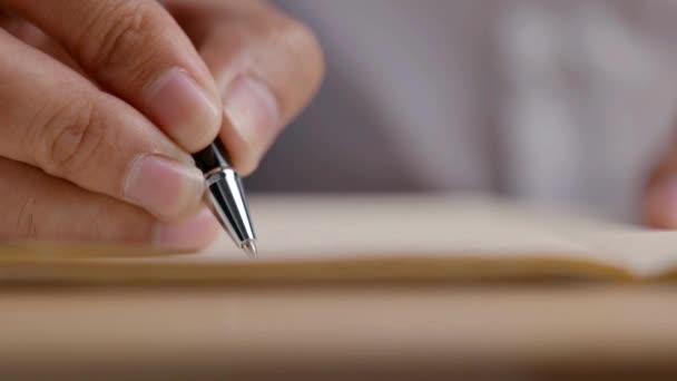 Mann Schreibt Tagebuch Hause Arbeiten Extreme Nahaufnahme Handschrift Auf Papier — Stockvideo