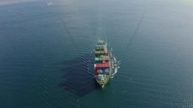 Konteynır taşıyan kargo gemisi ihracat malları kargo limanı okyanus konsepti nakliye geçmişi