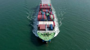 Ticari ticaret denizcilik ithalatında sanayi limanındaki konteynır kargo gemisi