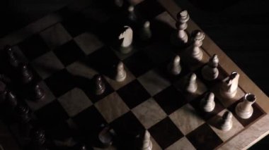 yakın plan ahşap satranç ve hafif gölge oyun yarışması ve strateji planı başarılı