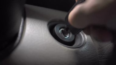 Sürücü El kontak anahtarı ve otomotiv konseptiyle bir araba motorunu çalıştırıyor.