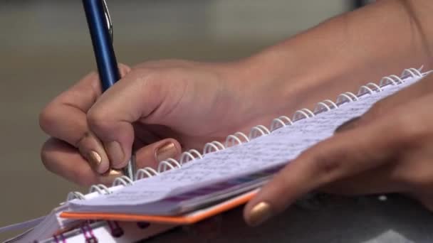 Gente Mano Escribe Una Nota Personal Cuaderno Blanco Educación Concepto — Vídeo de stock