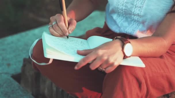 Жінка Пише Нотатки Вулиці Писати Текстовий Блокнот Або Малюнок Концептуальне — стокове відео