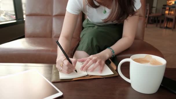 在咖啡桌上手写东西的女人 远程工作的自由流动概念背景 — 图库视频影像