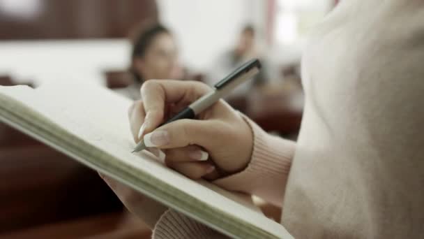 Fechar Pessoas Mão Escrevendo Uma Resposta Ensaios Universitários Caderno Papel — Vídeo de Stock