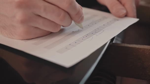 Muzyk Piszący Teksty Muzyczne Nuty Piosenek Kartce Papieru Tło Koncepcji — Wideo stockowe