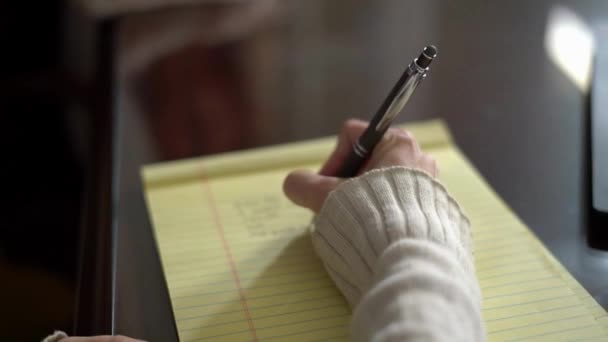 母親がノートを書いてる買い物リストの机 ライフスタイルオフィスビジネス — ストック動画