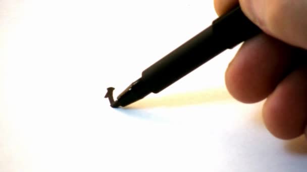 Крупный План Человек Пишущий Черной Ручкой Кисти Белой Бумаге Концепция — стоковое видео