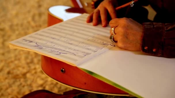 Músico Escribiendo Letras Música Notas Canciones Hoja Papel Concepto Trabajo — Vídeos de Stock