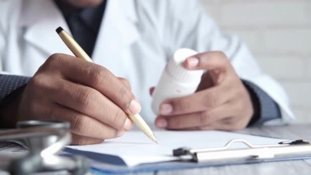 Впритул Руки Доктора Пишуть Журнал Рецептів Медичних Планів Пацієнта Лікарняний — стокове відео